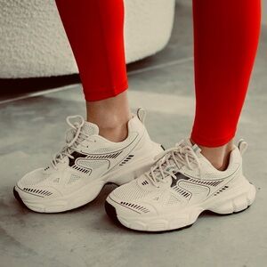 Burness Chunky Sneaker Size 11 Off White Black Lace Up Comfort Insole Athleisure